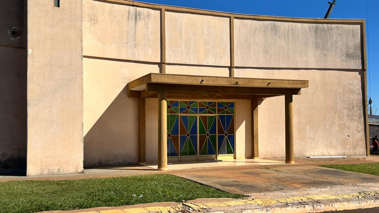AS IMAGENS REGISTRAM A CAPELA SANTO ANTÔNIO DURANTE UM PROCESSO DE REFORMA E REESTRUTURAÇÃO FÍSICA. O CONJUNTO FOTOGRÁFICO DOCUMENTA AS INTERVENÇÕES REALIZADAS NA ÁREA EXTERNA DA EDIFICAÇÃO, INCLUINDO MELHORIAS NO ACESSO PRINCIPAL, RECUPERAÇÃO DAS ESTRUTURAS EM CONCRETO, CONSERVAÇÃO DA FACHADA E ADEQUAÇÕES NECESSÁRIAS PARA A PRESERVAÇÃO DO TEMPLO. DESTACA-SE TAMBÉM A TORRE SINEIRA, ELEMENTO ARQUITETÔNICO QUE PERMANECE COMO REFERÊNCIA VISUAL DA CAPELA E SÍMBOLO DA TRADIÇÃO RELIGIOSA DA COMUNIDADE DE PAULISTÂNIA. ALÉM DE REGISTRAR A ARQUITETURA DA IGREJA, ESTAS FOTOGRAFIAS PRESERVAM A MEMÓRIA DE UM IMPORTANTE MOMENTO DE CONSERVAÇÃO DO PATRIMÔNIO RELIGIOSO LOCAL, PERMITINDO ACOMPANHAR AS TRANSFORMAÇÕES DA EDIFICAÇÃO SEM PERDER SUA IDENTIDADE HISTÓRICA E CULTURAL.